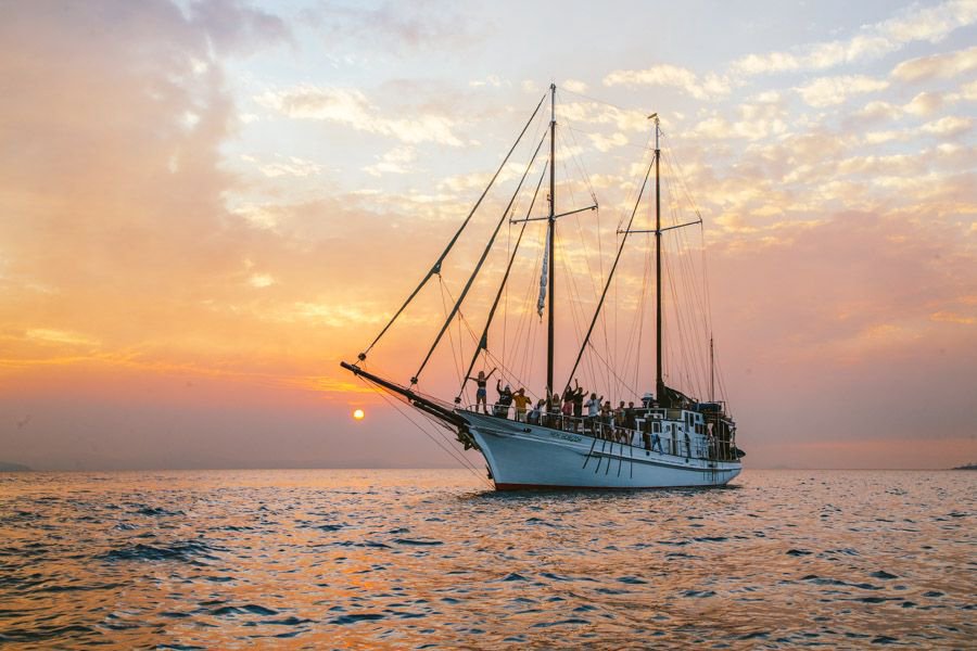 New Horizon sailing at sunset in the Whitsundays with guests onboard